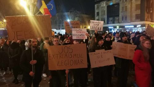 VIDEO FOTO Proteste în Timișoara și Cluj Napoca: Sute de tineri strigă împotriva leionarismului și candidatului Călin Georgescu