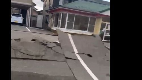 Cutremur în Japonia: Bilanțul victimelor a ajuns la 57 de morți / Într-un oraş, 90 la sută dintre clădiri sunt puse la pământ / Mai multe persoane sunt prinse sub dărâmături, iar temperaturile au scăzut sub zero grade