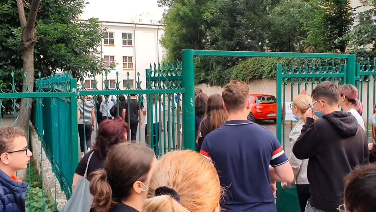 Mai multe asociaţii de elevi solicită deschiderea şcolilor în format fizic doar în localităţile cu incidenţa sub 6 la mie