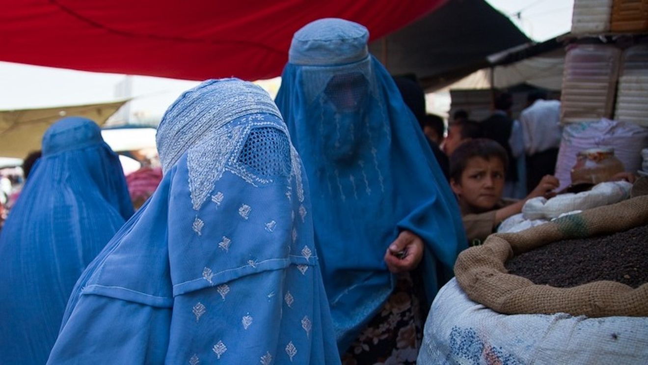 Burqa, portul islamic care acoperă întreaga față a femeilor, interzisă oficial în Olanda