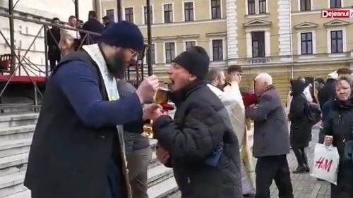 EXCLUSIV Preotul clujean acuzat de zădărnicirea combaterii bolilor după ce a împărtășit zeci de oameni din aceeași linguriță: Nu mi-am pus problema că se va îmbolnăvi cineva, asta ține de credința noastră