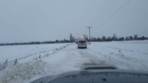 Trafic rutier în condiţii de iarnă în Maramureș / Se intervine pe DN 18, în pasurile montane Gutâi şi Prislop