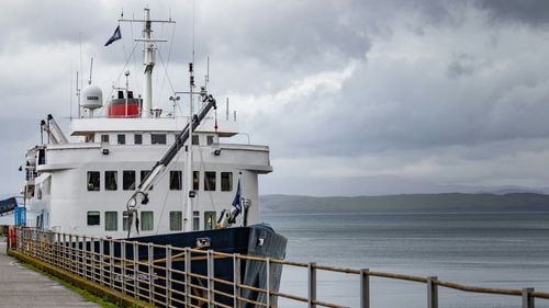 Te-ar tenta un salariu de 150.000 de lire sterline pe an pe o insulă scoțiană? Unul dintre cele mai îndepărtate cabinete din Marea Britanie caută medic