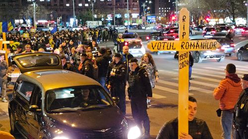 Eșec de proporții înregistrat de AUR la București și Timișoara la protestul neautorizat împotriva comasării alegerilor / Câteva sute de persoane au scandat: „Vrem dreptate, nu comasate” / Butaforie cu sicriu și cruce pentru a reprezenta ”îngroparea votului” - FOTO