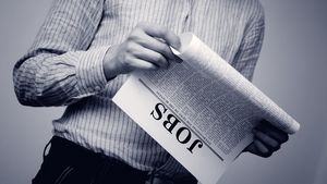 SONDAJ Un român din doi s-a gândit să emigreze după declanşarea războiului din Ucraina/ Primele ţări unde şi-ar căuta un job nou sunt Germania, Franţa şi Marea Britanie