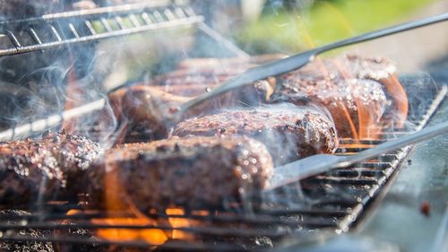 VIDEO Vânzarea celebrilor mici de la popasul Dedulești, oprită temporar de Protecția Consumatoului/ La 4 din 5 agenți economici s-au găsit probleme iar 78 kg de alimente au fost oprite definitiv de la vânzare