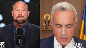 Călin Georgescu, delir împreună cu conspiraționistul Alex Jones: Globaliștii vor să declanșeze al treilea război mondial prin România / Comunismul și capitalismul sunt la fel / În genunchi în fața președintelui SUA: Sperăm ca Trump să acționeze în legătură cu situația din România, vă rog să-l avertizați pe Trump