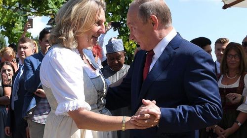 Putin a dansat la nunta ei pe când era ministru de Externe al Austriei. Acum a devenit „jurnalist” la Russia Today, instrumentul de propagandă al Kremlinului