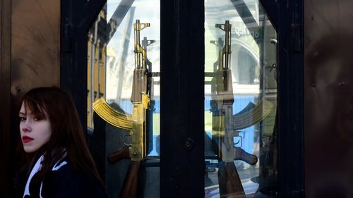 Putin reînvie epoca sovietică: Elevii ruşi cu vârste între 15 şi 17 ani vor fi formaţi în pilotarea dronelor de luptă, iar noua programă școlară prevede cel puţin 140 de ore formare cu armament de război, inclusiv Kalaşnikov