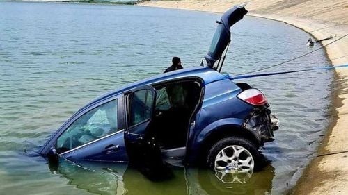 Doi tineri de 15 și 22 de ani au murit înecați după ce mașina lor a căzut într-un canal/ Autoturismul era înmatriculat în Finlanda