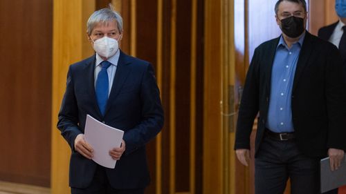 SURSE Cioloș i-a propus lui Ciucă să renunțe la mandat pentru a avea timp să negocieze câteva săptămâni un acord de guvernare, urmând ca fostul ministru al apărării să fie desemnat din nou premier