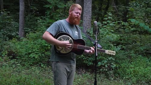 Cum a devenit un cântec viral al unui obscur artist country un imn pentru conservatorii americani / Versurile denunță elitele bogate de la Washington