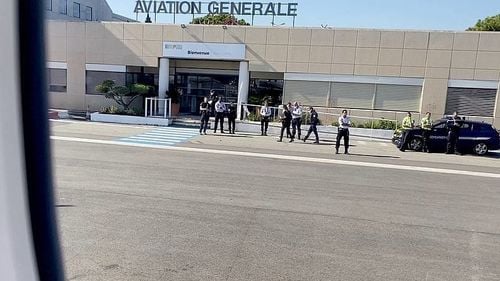 Trei miliardari, escortele lor de lux și alți angajați, care voiau să petreacă la o vilă de lux de pe Coasta de Azur, alungați de autoritățile franceze. În grup era și un cetățean român