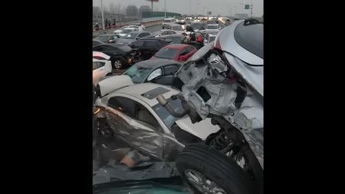 VIDEO Peste 100 de maşini s-au ciocnit pe o autostradă din China acoperită de gheaţă/ Mai multe persoane au fost rănite