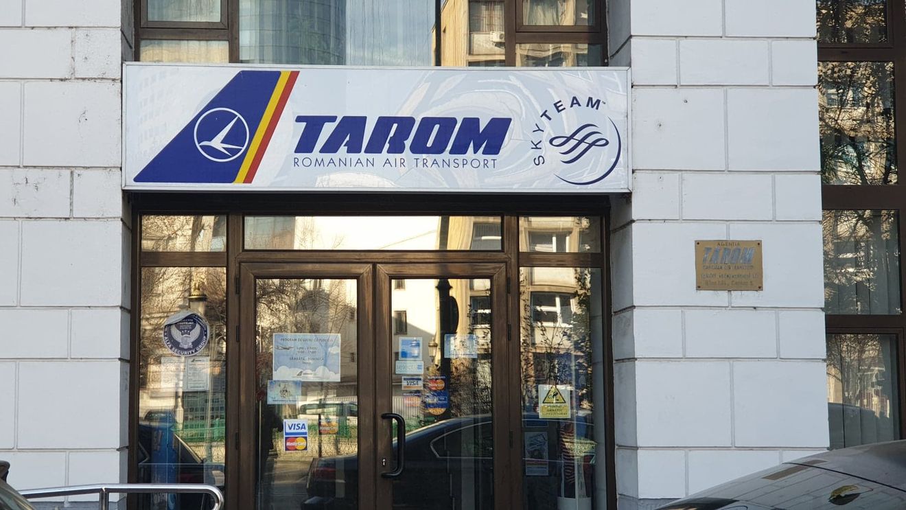 Pilotul Tarom infectat cu coronavirus a mai avut contact cu 9 piloți