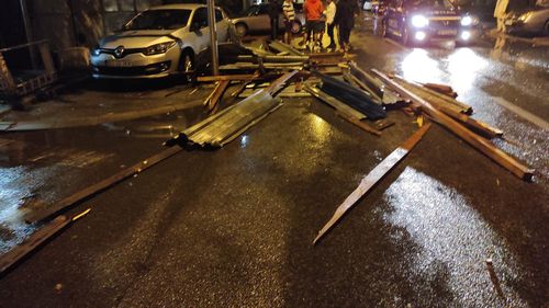 Pagubele furtunii în județul Doj: Străzi şi locuinţe inundate, copaci căzuţi / Mai multe acoperişuri au fost smulse în Craiova, un autoturism a fost luat de ape