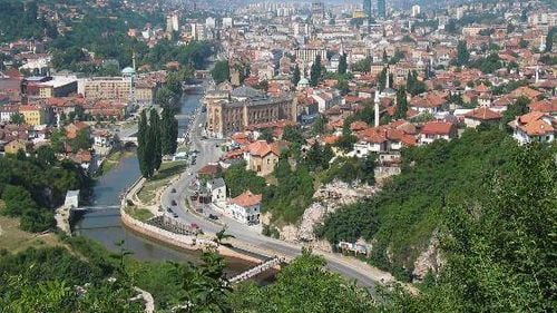 Zeci de alerte false cu bombă au paralizat activitatea în şcolile din Sarajevo