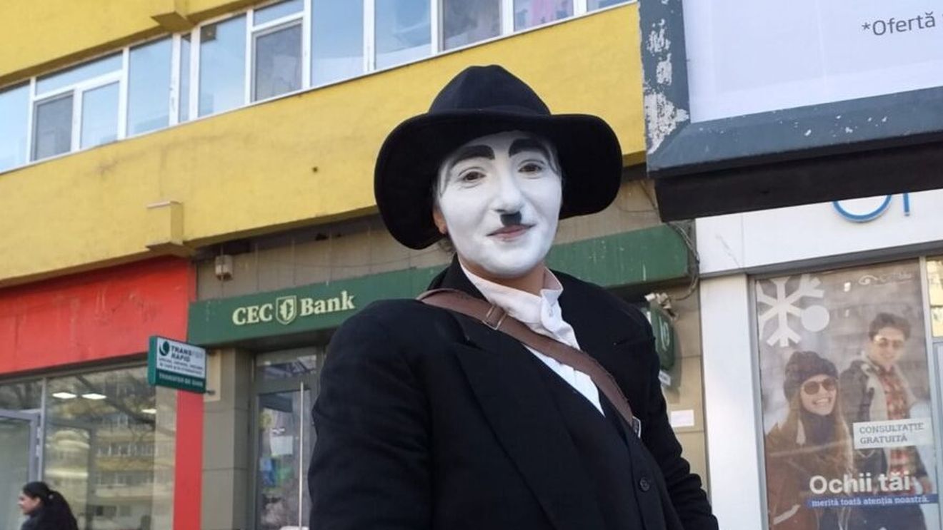 Cerșetoria se reinventează. Marile intersecţii ale Capitalei s-au umplut de indivizi costumaţi şi machiaţi ca Charlie Chaplin sau Mickey Mouse care apelează la mila publică