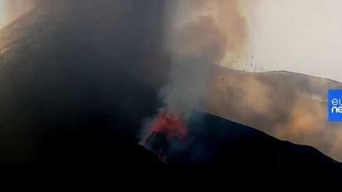 VIDEO Aeroportul din insula spaniolă La Palma s-a redeschis, duminică. Acesta fusese închis din pricina norului imens de cenuşă, emanat de vulcanul Cumbre Vieja