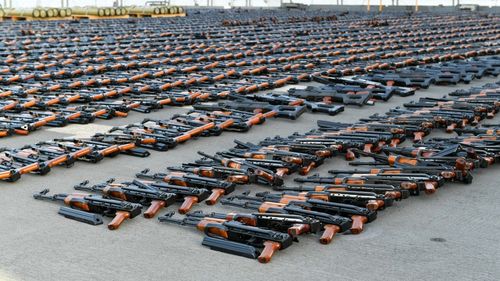 Investigație The Times și BBC: Traficanții de arme din Yemen vând mitraliere pe rețeaua de socializare X