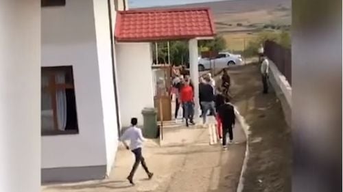 VIDEO Panică într-un oraș din Vaslui după ce un copil prins chiulind și-a mințit părinții că la școală se fac teste și vaccinuri anti-COVID/ Părinții și-au luat copiii de la școală de frica vaccinului care nu există