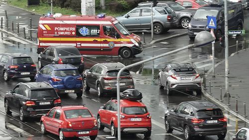Ce trebuie să facă șoferii pentru a ușura trecerea ambulanțelor sau mașinilor de pompieri? USR propune ca procedura să fie trecută în Codul Rutier: "Fiecare minut contează!"