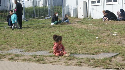 Taberele de migranţi improvizate de la frontiera dintre Belarus și Polonia au fost evacuate / Migranții au foşti duşi într-un depozit, nu departe de graniță