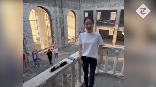 VIDEO O solistă de operă din China stârnește furia ucrainenilor după ce a interpretat cântecul de război sovietic „Katiusha” între ruinele Teatrul Dramatic Mariupol