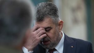 UPDATE Protest spontan la Guvern: Zeci de angajați din aparatul de lucru al premierului Ciolacu cer salarii mai mari  / Ciolacu: Dacă se va impune, voi discuta cu aceştia