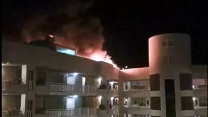 VIDEO Un elicopter s-a prăbuşit pe acoperişul unui hotel în Australia / Pilotul a murit / Era singurul ocupant al aparatului /