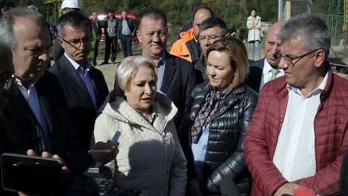 VIDEO NO COMMENT Viorica Dăncilă: Ne-am trezit cu mii de calamități, cu multe aluviuni și cu multe probleme create datorită ”interperiilor” vremii. Plus: Dezastre produse de calamități
