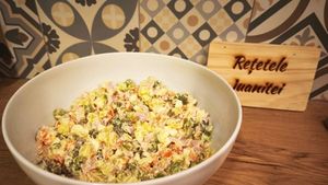 VIDEO | Rețetele Juanitei | Salată de pui rapidă din câteva ingrediente / Se poate prepara cu maioneză sau cu sos de iaurt