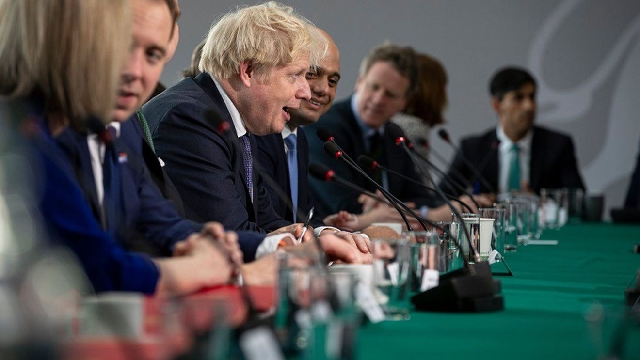 Boris Johnson închide mall-urile și le cere oamenilor să nu mai iasă din case decât pentru urgențe după ce Marea Britanie a înregistrat 335 decese