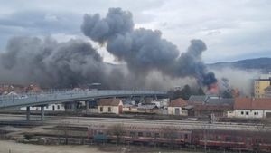 VIDEO Incendiu la o vopsitorie auto din Sibiu, fum gros în zonă