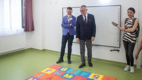 VIDEO Reacție uluitoare a ministrului Educației și primarului Robert Negoiță la o inscripție trivială cu mesajul ”Puie Monta” în interiorul unei grădinițe noi. Cei doi demnitari au râs: ”Un Lego foarte inspirat!”