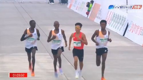 VIDEO Câştigătorul semimaratonului de la Beijing a fost deposedat de medalie după ce alţi alergători au încetinit pentru ca el să treacă primul linia de sosire