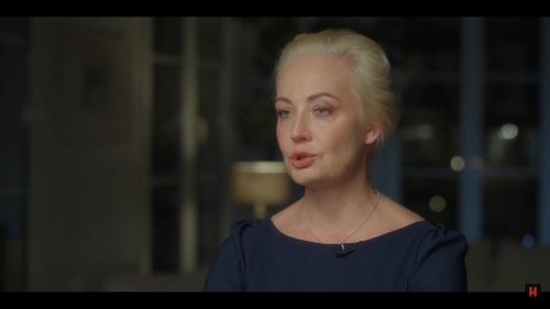 Navalnaia îi cere lui Putin să elibereze opozanţii ruşi şi civilii ucraineni antirăzboi încarceraţi. Invocă, de asemenea, liste de deţinuți, activişti şi jurnalişti ruşi care trebuie eleiberați