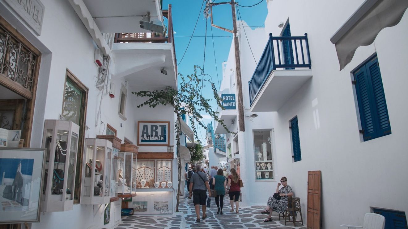 Insula grecească Mykonos, din poziţia de "campioană" a vaccinării la mini-lockdown/ Cauzele exploziei de contaminări