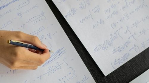 BAC 2025 sesiunea august. Subiectele primite de candidați și baremele de corectare la Matematică și Istorie - descarcă