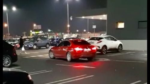 Candidaţii pentru Baroul Bucureşti solicită reexaminarea după ce au fost nevoiţi să dea proba scrisă în zgomot de drifturi şi muzică tare / Protest pe treptele Palatului de Justiţie