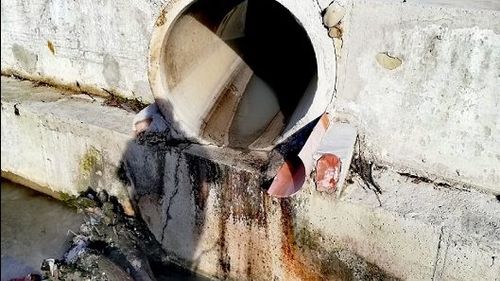 O firmă din București, trimisă în judecată pentru că ar fi poluat solul și pânza freatică din Plopeni cu reziduuri periculoase