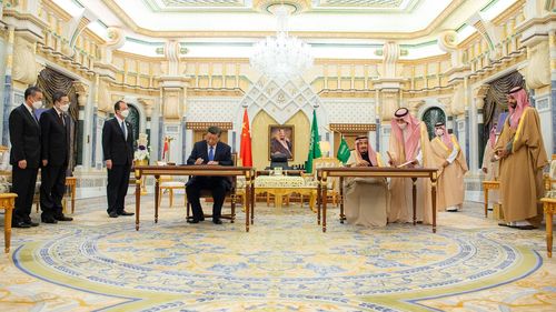 Arabia Saudită şi China au semnat acorduri strategice / Preşedintele Xi Jinping efectuează o vizită de 3 zile la Riad / China, cel mai mare consumator mondial de energie, este un partener major al ţărilor din Golf