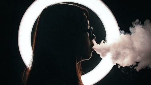 Ucigașul fără miros: Copii de 9 ani din Marea Britanie ajung în stare gravă la spital din cauza vapatului/ ”Plămânii erau doar o masă de găuri și bășici sângerânde”/ Medicii cer interzicerea completă a reclamelor