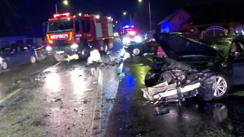 Două maşini şi un autobuz, implicate într-un accident rutier în Cluj Napoca/ Trei adulţi şi un minor primesc îngrijiri medicale