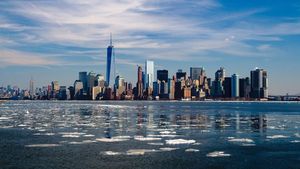 Oraşul New York se confruntă cu prima ninsoare importantă din acest an / Sute de curse aeriene, anulate
