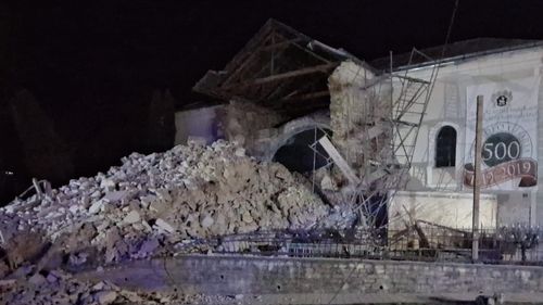 FOTO VIDEO Turla unei biserici s-a prăbușit în Cehu Silvaniei (Zalău) / O polițistă a fost rănită / Biserica se afla lângă secția de poliție / Se caută alte posibile victime