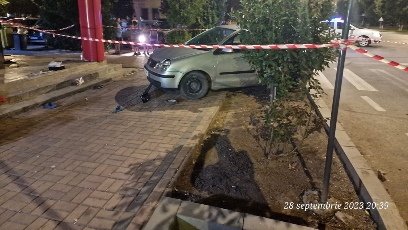 Grav accident în Gătaia, Timiș. O șoferiță a lovit un copil pe trecerea de pietoni, iar apoi a pierdut controlul volanului intrând într-un grup de persoane aflat pe trotuar