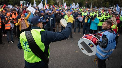 Cinci mari confereraţii sindicale ameninţă cu greva generală, reclamând „secretomania” în procesul adoptării Legii salarizării