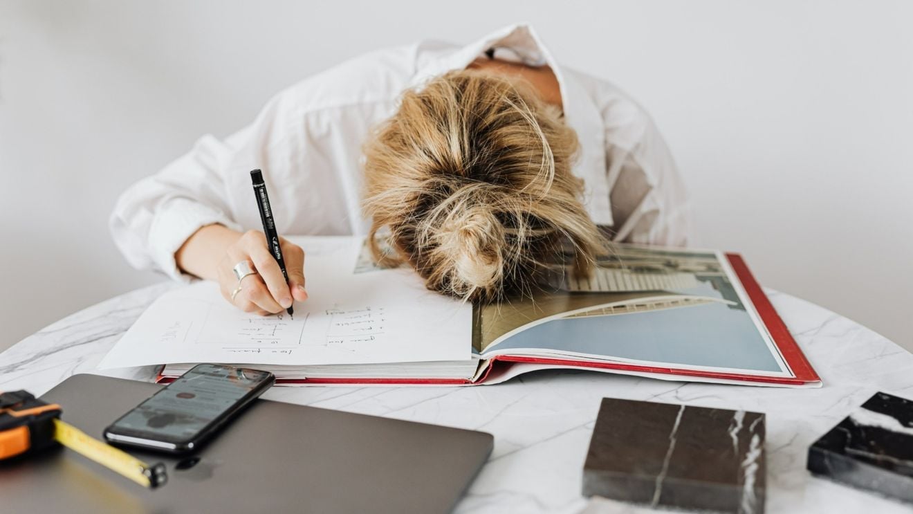 Fenomenul „Marea demisie” continuă cu presiune și mai mare pe salarii. 40% dintre angajații români vor să ceară majorarea salariului, iar 16% vor să-și schimbe locul de muncă, în următorul an