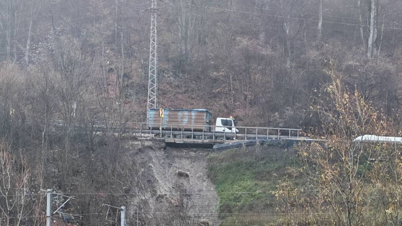 Alunecare de teren în zona Comarnic. Traficul pe DN1 este restricționat